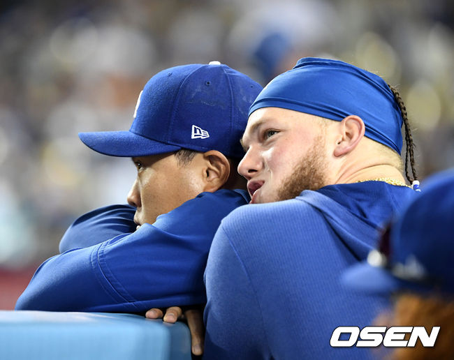 [OSEN=로스앤젤레스(미 캘리포니아주), 지형준 기자]9회 공수교대에 다저스 버두고가 류현진에 안겨 전광판을 바라보고 있다./jpnews@osen.co.kr