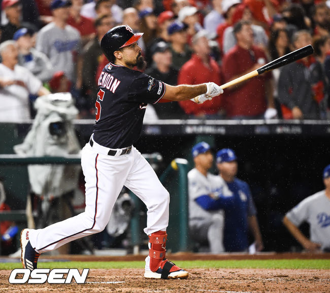 [OSEN=워싱턴 D.C.(미국), 박준형 기자]6회말 1사 3루 워싱턴 렌던이 희생플라이를 날리고 있다. /soul1014@osen.co.kr