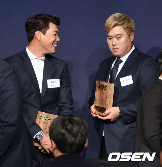 [OSEN=박준형 기자]김광현과 류현진이 이야기를 나누고 있다./soul1014@osen.co.kr