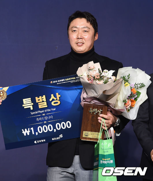 [OSEN=박준형 기자]특별상을 수상한 배영수가 포즈를 취하고 있다.  /soul1014@osen.co.kr