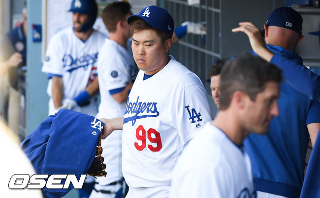 [OSEN=LA(미국 캘리포니아주),박준형 기자]7회말 이닝종료 후 교체된 류현진이 라커룸으로 들어가고 있다. 류현진은 이날 7이닝 3실점으로 승리투수 조건을 갖췄다. / soul1014@osen.co.kr