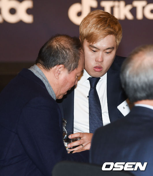 [OSEN=박준형 기자] 4일 오전 서울 여의도 콘래드 호텔 그랜드볼룸에서 2019 조아제약 프로야구대상 시상식이 진행됐다.김인식 전 감독이 류현진과 이야기를 나누고 있다 /soul1014@osen.co.kr