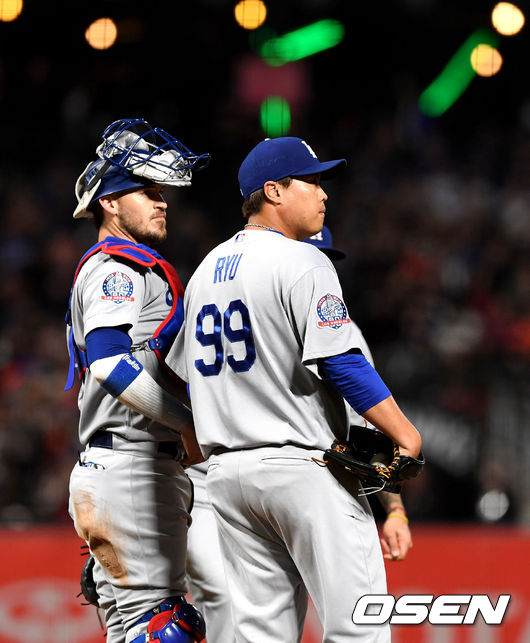 [OSEN=샌프란시스코(미국), 최규한 기자] 다저스 선발 류현진과 포수 그랜달이 마운드를 방문한 허니컷 투수코치를 기다리고 있다. /dreamer@osen.co.kr