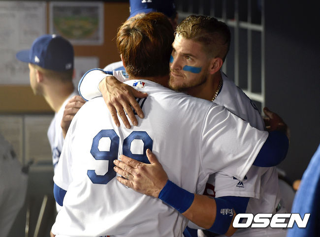 [OSEN=로스앤젤레스(미국 캘리포니아주), 최규한 기자]7회초 투구를 마친 LA 류현진이 더그아웃에서 야스마니 그랜달과 포옹을 나누고 있다./dreamer@osen.co.kr