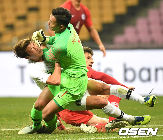 [OSEN=부산, 최규한 기자]전반 한국 김승대가 슈팅을 시도하다 홍콩 골키퍼와 충돌하고 있다. /dreamer@osen.co.kr