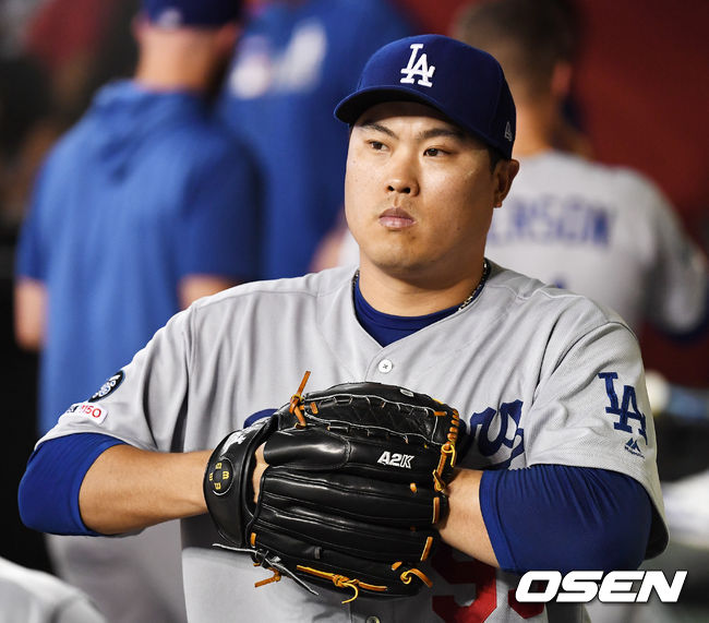 [OSEN=피닉스(미국 애리조나주), 최규한 기자] LA 선발 류현진이 덕아웃에서 나가고 있다./dreamer@osen.co.kr