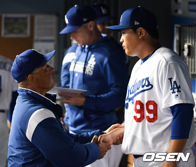 [OSEN=LA(미국 캘리포니아주), 최규한 기자] 로버츠 감독이 류현진의 손을 꼭 잡고 이야기를 나누고 있다. /dreamer@osen.co.kr