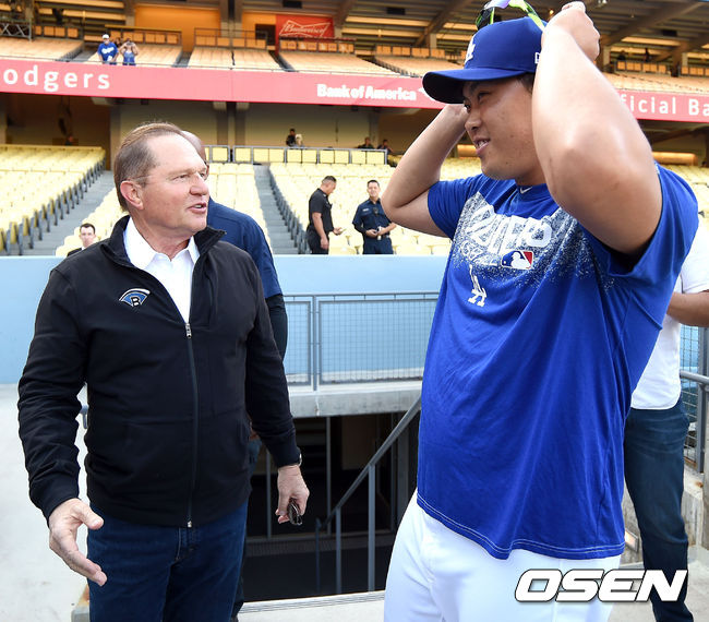 [OSEN=로스앤젤레스(미국 캘리포니아주), 최규한 기자]훈련을 마친 다저스 투수 류현진과 에이전트 스캇 보라스가 대화를 나누고 있다. /dreamer@osen.co.kr