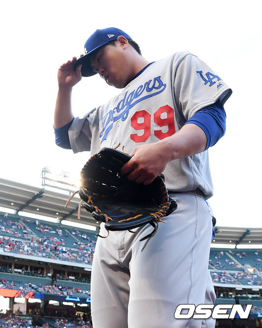 [OSEN=애너하임(미국 캘리포니아),박준형 기자]경기 전 류현진이 그라운드 위에서 몸을 풀고 덕아웃으로 들어오고 있다. / soul1014@osen.co.kr