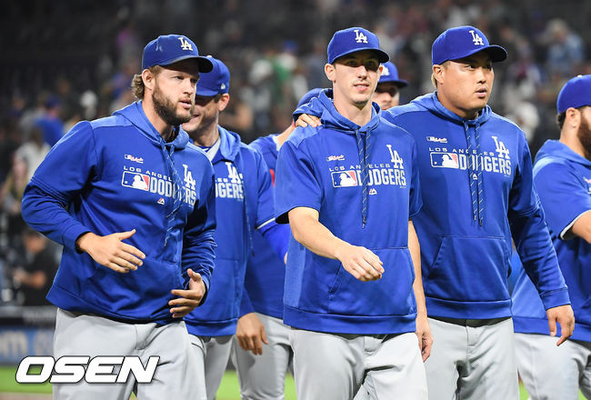 [OSEN=샌디에이고(미국 캘리포니아주),박준형 기자]경기종료 후 다저스 커쇼와 뷸러, 류현진이 동료들과 하이파이브를 한뒤 그라운드를 빠져나가고 있다. / soul1014@osen.co.kr