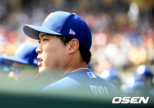 [OSEN=글렌데일(美애리조나), 지형준 기자] 류현진이 더그아웃에서 경기를 지켜보고 있다./jpnews@osen.co.kr