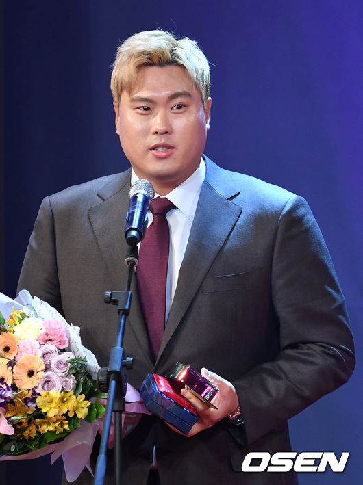 [OSEN=이대선 기자]특별상을 수상한 류현진이 소감을 밝히고 있다. /sunday@osen.co.kr