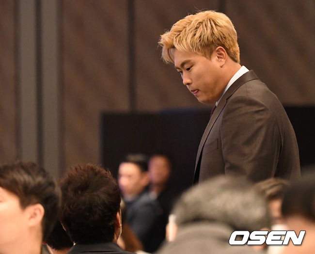 [OSEN=이대선 기자]동아스포츠대상은 5대 프로스포츠(야구·축구·남녀농구·남녀배구·남녀골프) 선수들의 투표를 통해 종목별 올해의 선수를 선정한다. 동료들로부터 공로를 인정받은 선수에게만 주어지는 영예로운 상이다.행사장을 찾은 류현진이 관계자와 이야기를 하고 있다. /sunday@osen.co.kr