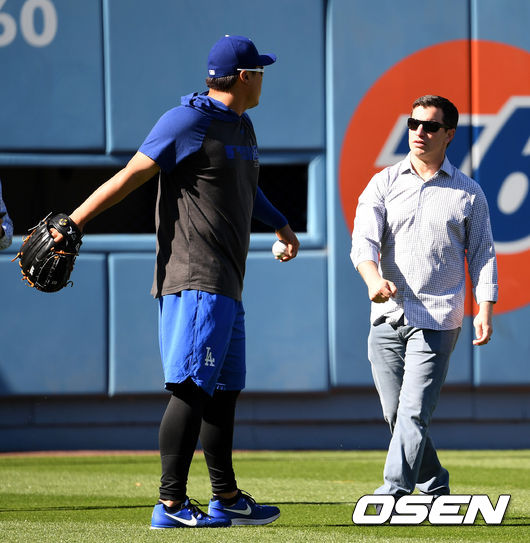 [OSEN=LA(미국 캘리포니아주), 최규한 기자]경기 시작을 앞두고 부상자명단에 오른 다저스 류현진이 외야에서 스트레칭과 캐치볼 훈련을 마친 뒤 다저스 프리드먼 사장과 인사를 나누고 있다. /dreamer@osen.co.kr