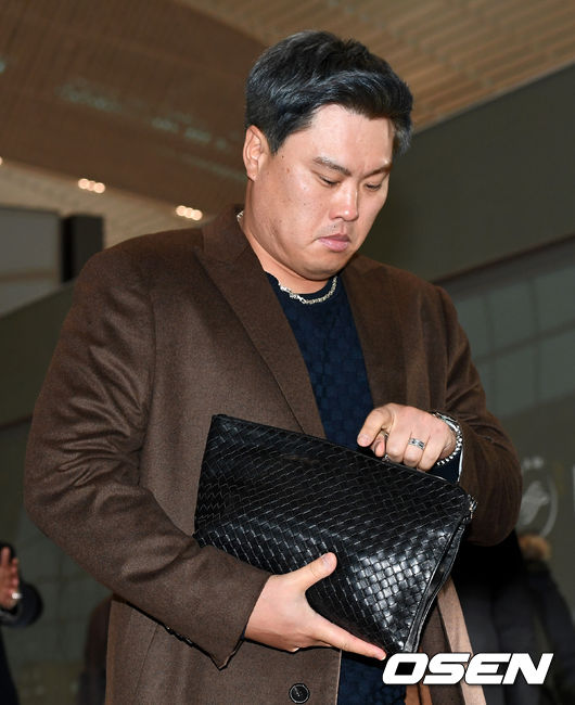[OSEN=인천공항, 최규한 기자]류현진이 출국장으로 향하고 있다. /dreamer@osen.co.kr