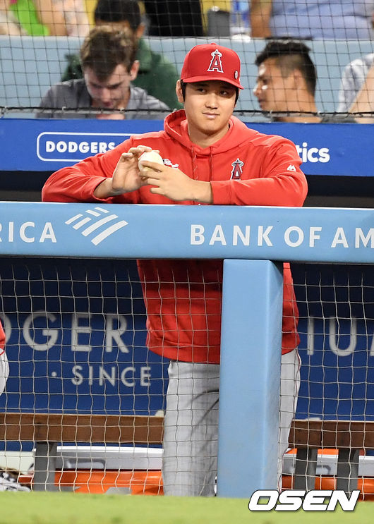 [OSEN=로스앤젤레스(미 캘리포니아주), 지형준 기자] LA 에인절스가24일(한국시간) 미국 캘리포니아주 로스앤젤레스의 다저스타디움에서 열린 LA 다저스와 인터리그 경기에서 5-4로 승리했다. 지난 6월 원정 맞대결에서 2차례 승리한 에인절스는 다저스전 3연승을 거뒀다.에인절스의 마이크 트라웃은 3경기 연속 홈런포를 가동했다. 오타니 쇼헤이는 대타로 나와 다시 한번다저스 선발 마에다 겐타를 울렸다.마에다는 초반 실점은 적었으나 3회까지 72구를 던지며 고전했고,4⅓이닝 4피안타 3사사구 7탈삼진 3실점으로 패전 투수가 됐다.9회말 에인절스 오타니가 더그아웃에서 경기를 지켜보고 있다. /jpnews@osen.co.kr