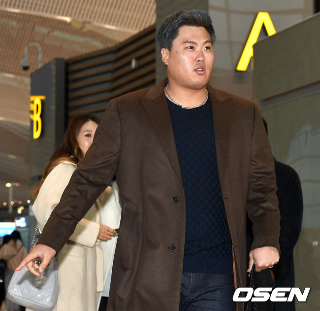 [OSEN=인천공항, 최규한 기자]류현진과 아내 배지현이 출국장으로 향하고 있다. /dreamer@osen.co.kr