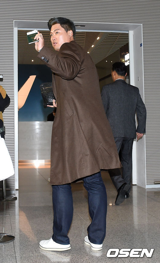 [OSEN=인천공항, 최규한 기자]류현진이 출국장으로 향하고 있다. /dreamer@osen.co.kr