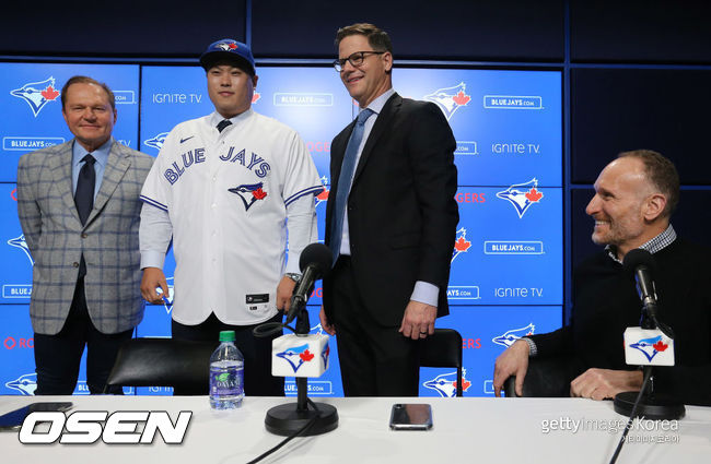 [사진] 보라스, 류현진, 토론토 앳킨스 단장, 샤피로 사장(왼쪽부터) /ⓒGettyimages(무단전재 및 재배포 금지)