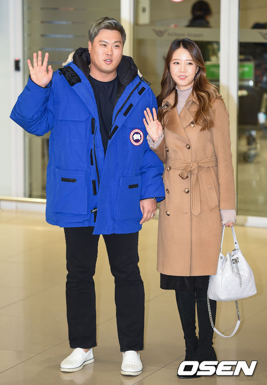 [OSEN=인천국제공항,박준형 기자]류현진, 배지현 부부가 입국장을 나서며 포즈를 취하고 있다./ soul1014@osen.co.kr