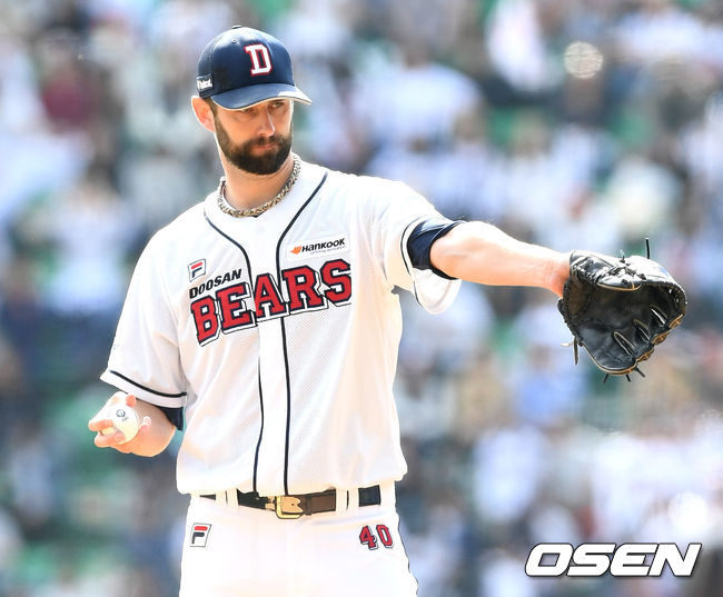[OSEN=잠실, 최규한 기자]두산 선발 니퍼트가 연습 투구 중 포수에게 사인을 보내고 있다. /dreamer@osen.co.kr