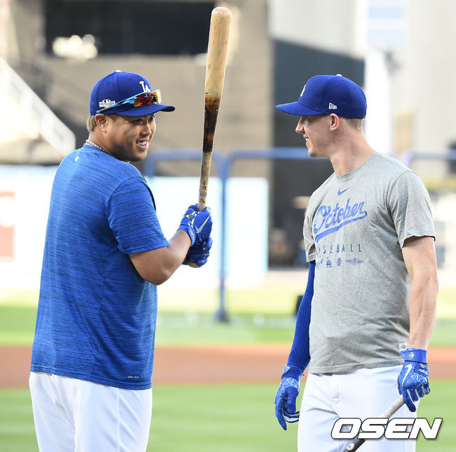 [OSEN=LA(미국 캘리포니아주),박준형 기자] 디비전시리즈 개막 하루 앞둔 3일(한국시간) 미국 캘리포니아주 로스앤젤레스 다저스타디움에서 2019 메이저리그 내셔널리그 디비전시리즈(NLDS) 공식훈련이 진행됐다.홈런을 친 류현진이 뷸러를 보며 미소 짓고 있다. /  soul1014@osen.co.kr