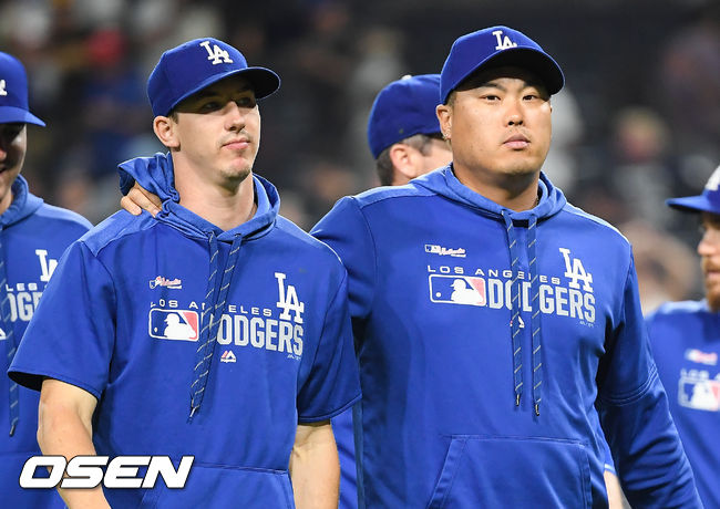 [OSEN=샌디에이고(미국 캘리포니아주),박준형 기자]경기종료 후 다저스 류현진과 뷸러가 어깨동무를 하며 그라운드를 빠져나가고 있다. / soul1014@osen.co.kr