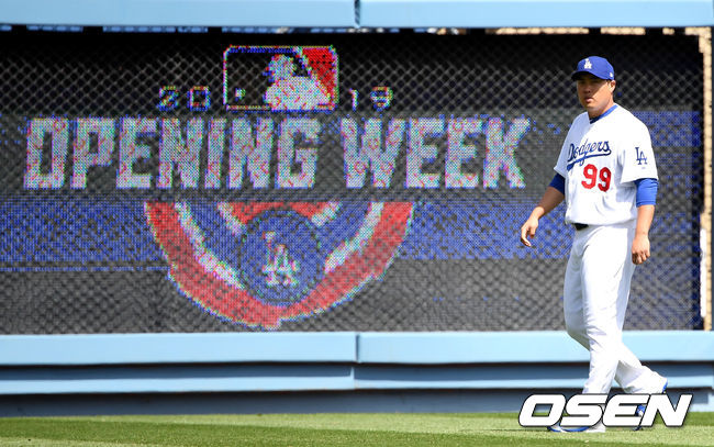 [OSEN=다저스타디움(미국 캘리포니아주), 최규한 기자] 29일(한국시간) 미국 캘리포니아주 로스앤젤레스 다저스타디움에서 열리는 ‘2019 메이저리그’ 개막전 LA 다저스와 애리조나 다이아몬드백스의 경기를 앞두고, 개막 선발 투수로 나서는 다저스 류현진이 외야에서 몸을 풀고 있다. /dreamer@osen.co.kr