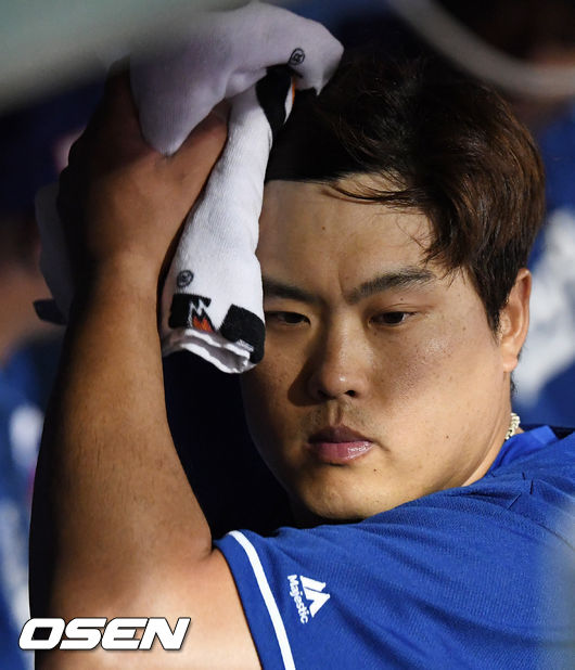 [OSEN=글렌데일(美애리조나), 지형준 기자]경기에 앞서 류현진이 더그아웃에서 땀을 닦고 있다./jpnews@osen.co.kr