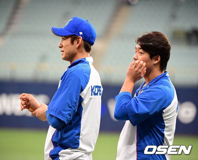 [OSEN=지형준 기자]이정후, 강백호가 동료선수들의 훈련을 지켜보며 미소짓고 있다. /jpnews@osen.co.kr