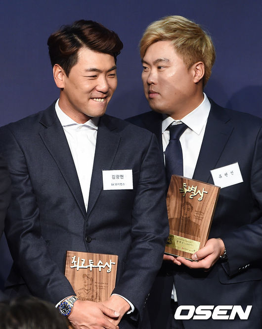 [OSEN=박준형 기자]김광현과 류현진이 이야기를 나누고 있다./soul1014@osen.co.kr