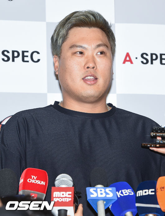 [OSEN=인천국제공항,박준형 기자] 역대 한국인 메이저리그(MLB) 투수 최고액 기록을 경신하며 토론토에 입단한 류현진이 30일 오후 인천국제공항을 통해 귀국했다.류현진이 인터뷰를 하고 있다. / soul1014@osen.co.kr