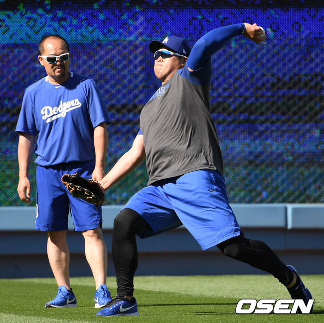 [OSEN=LA(미국 캘리포니아주), 최규한 기자] 다저스 류현진이 외야에서 김용일 개인 트레이너 등과 함께 캐치볼 훈련을 하고 있다. /dreamer@osen.co.kr