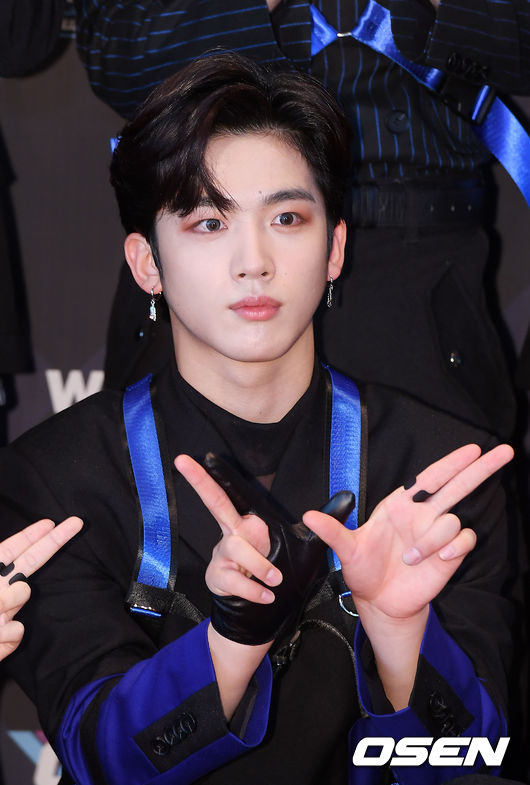 [OSEN=민경훈 기자]가수 엑스원(X1) 김요한이 엠카운트다운 포토월에서 포즈를 취하고 있다. / rumi@osen.co.kr