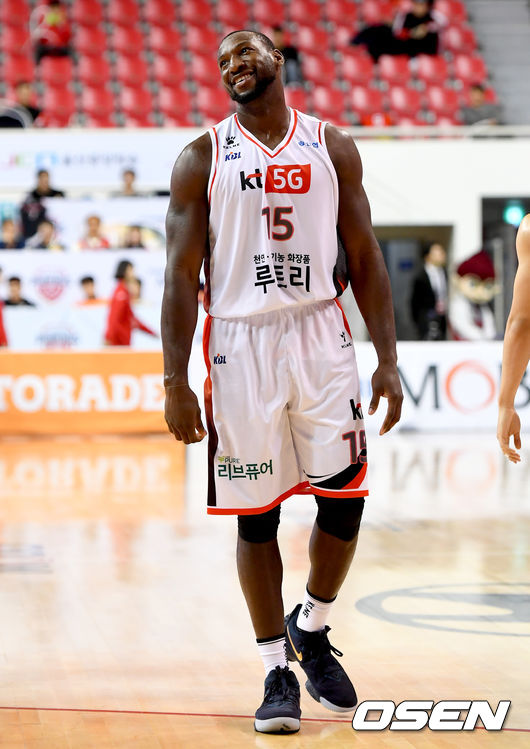 [OSEN=울산, 김성락 기자] 24일 오후 울산 동천체욱관에서 ‘2019-2020 현대모비스 KBL’ 울산 현대모비스와 부산 KT의 경기가 열렸다.4쿼터 부산KT 앨런 더햄이 파울 판정을 받고 허탈해 하고 있다./ksl0919@osen.co.kr