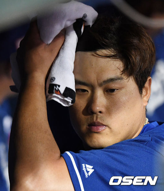 [OSEN=글렌데일(美애리조나), 지형준 기자]경기에 앞서 류현진이 더그아웃에서 땀을 닦고 있다./jpnews@osen.co.kr