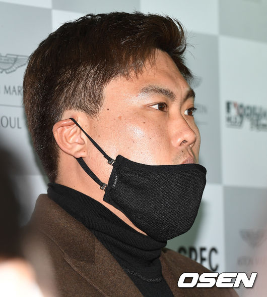 [OSEN=인천공항, 최규한 기자]류현진이 출국을 앞두고 취재진과 인터뷰를 하고 있다. /dreamer@osen.co.kr