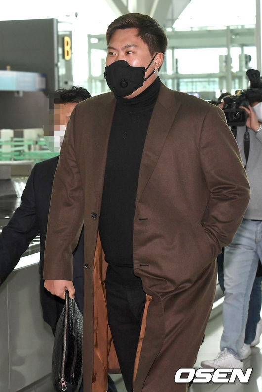 [OSEN=인천공항, 최규한 기자]류현진이 공항으로 들어서고 있다. /dreamer@osen.co.kr