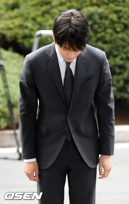 [OSEN=민경훈 기자]이번 사건을 수사중인 서울경찰청 광역수사대는 최종훈을 피의자 신분으로 소환해 조사한다. 최종훈은 승리와 정준영 등이 있는 카카오톡 단체 대화방에 올리는 등 불법 촬영물을 유포한 혐의로 입건됐다. 최종훈은 이 밖에 음주운전 사건을 무마하기 위해 경찰과 유착했다는 의혹도 받고 있다./ rumi@osen.co.kr