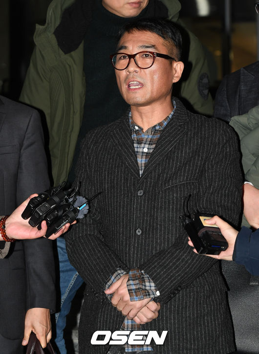 [OSEN=이대선 기자] 김건모가 성폭행 의혹에 휩싸였다. 사진은 경찰 조사를 마치고 나오며 취재진과 인터뷰 한 모습. /sunday@osen.co.kr
