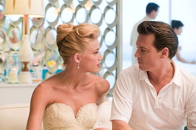 [사진=영화 스틸 컷] 조니 뎁과 앰버 허드가 쌍방 폭행 논란에 휩싸였다.