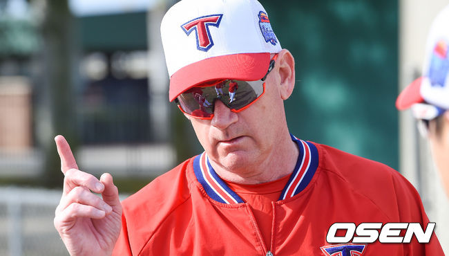 [OSEN=포트마이어스(미국 플로리다주),박준형 기자]KIA 맷 윌리엄스가 감독이 코치들과 이야기를 나누고 있다.. / soul1014@osen.co.kr