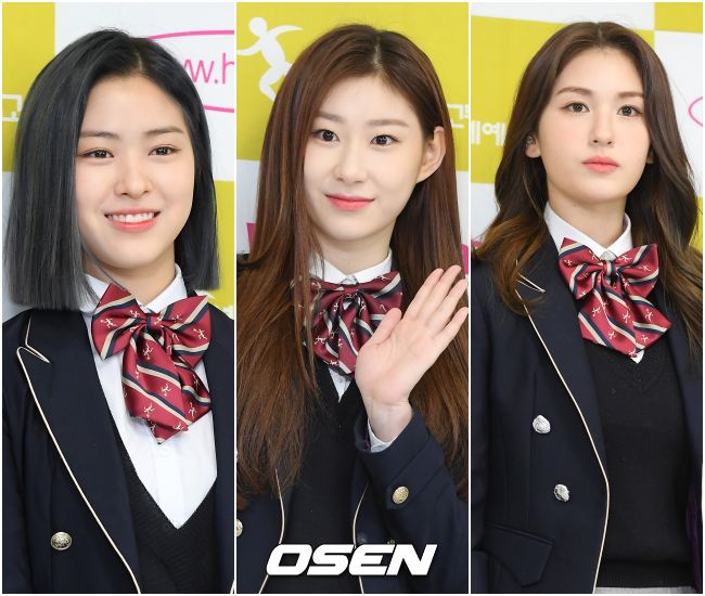 [OSEN=조은정 기자] 7일 오전 서울 송파구 한림연예예술고등학교에서 졸업식에 앞서 포토월 행사가 열렸다.그룹 ITZY(있지) 채령, 류진이 포즈를 취하고 있다. /cej@osen.co.kr