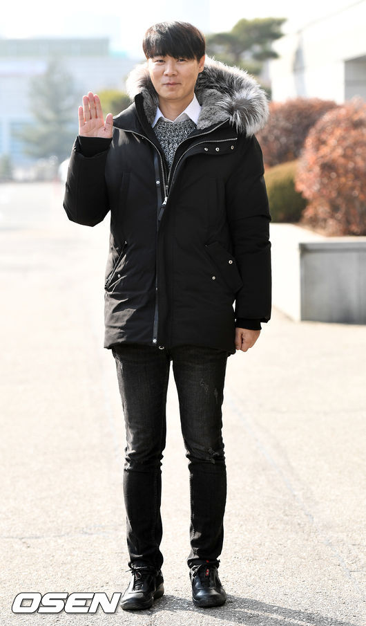 [OSEN=최규한 기자]최현석 셰프가 출근하며 포즈를 취하고 있다. /dreamer@osen.co.kr