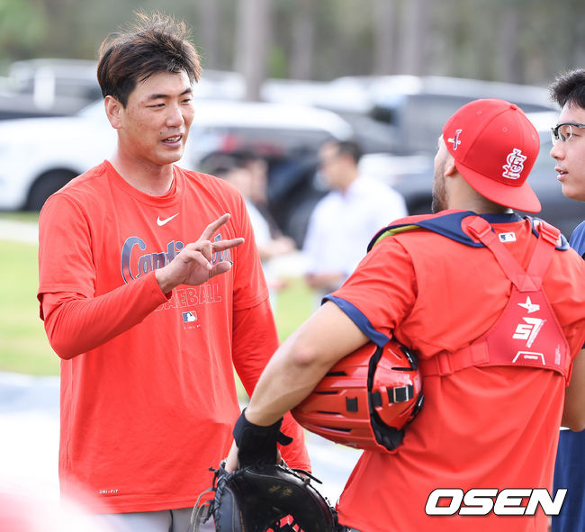[OSEN=주피터(미국 플로리다주),박준형 기자]김광현이 불펜피칭 후 마이너 포수와 이야기를 있다. / soul1014@osen.co.kr