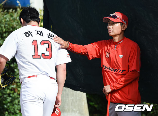 [OSEN=베로비치(미국 플로리다주),박준형 기자]염경엽 감독이 불펜피칭을 마친 하재훈을 독려하고 있다. / soul1014@osen.co.kr