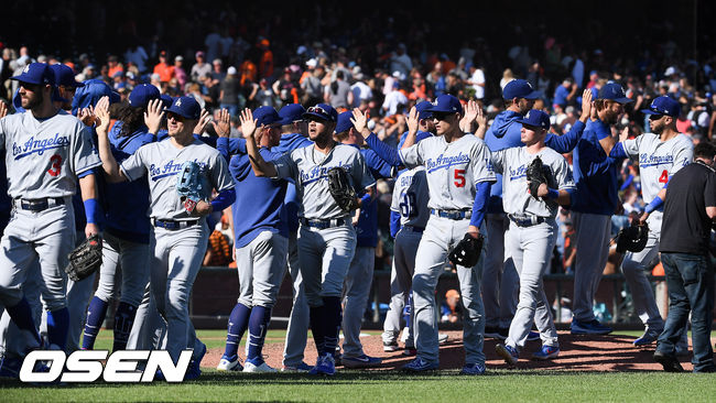 [OSEN=샌프란시스코(미국 캘리포니아주),박준형 기자] 경기 종료 후 LA 다저스 선수들이 승리의 기쁨을 나누고 있다. /soul1014@osen.co.kr