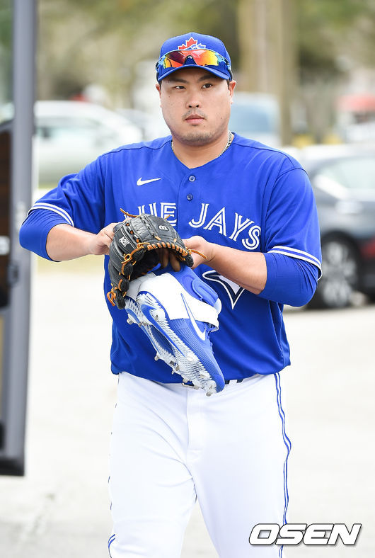 [OSEN=더니든(미국 플로리다주),박준형 기자]토론토 류현진이 14일(한국시간) 미국 플로리다주 더니든 바비 매틱 트레이닝 센터에서 2020 토론토 블루제이스 스프링캠프에서 훈련을 가졌다.류현진이 훈련장 가는 버스에 탑승하고 있다. /   soul1014@osen.co.kr