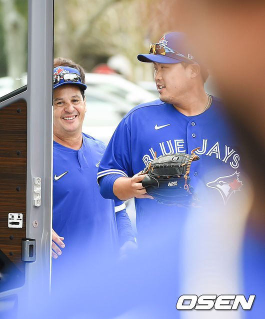 [OSEN=더니든(미국 플로리다주),박준형 기자] 토론토 몬토요 감독과 류현진이 이야기를 나누며 훈련장으로 가는 버스에 탑승하고 있다 / soul1014@osen.co.kr