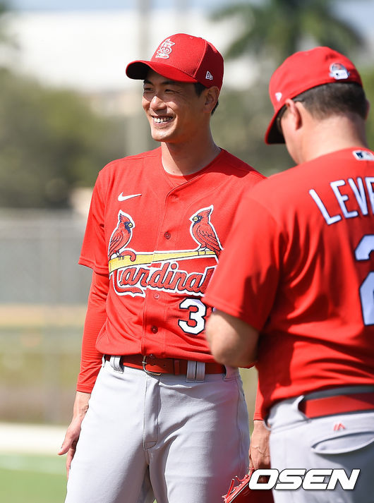 [OSEN=주피터(미국 플로리다주),박준형 기자] 2020시즌 세인트루이스 스프링캠프에 참석한 김광현이 13일(한국시간) 미국 플로리다 주피터에 위치한 로저 딘 스타디움 훈련장에서 훈련을 가졌다.세인트루이스와 2년간 보장금액 800만달러에 계약한 김광현은 카를로스 마르티네스와 함께 5선발 자리를 두고 경쟁할 것으로 보인다.김광현이 훈련 중 미소 짓고 있다. /  soul1014@osen.co.kr